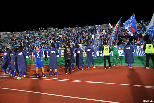 4回戦進出の喜びをファン・サポーターと分かち合った山形イレブン【天皇杯 3回戦 藤枝vs山形】（10/10）