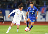 中盤で対峙する枝本　雄一郎（藤枝）と山田　拓巳（山形）【天皇杯 3回戦 藤枝vs山形】（4/10）