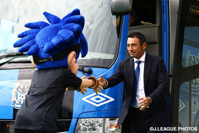 長谷川　健太監督（Ｇ大阪）を出迎えるガンバボーイ【明治安田Ｊ１ 2nd 第14節 Ｇ大阪vs浦和】（3/15）
