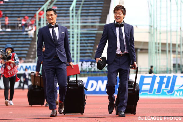日本代表の遠征から戻った浦和の槙野　智章（左）と西川　周作が会場入り【明治安田Ｊ１ 2nd 第14節 Ｇ大阪vs浦和】（5/15）
