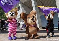 サンチェ（右）とフレッチェ（左）がコロプラのコーポレートキャラクター、クマと共に選手をお出迎え【明治安田Ｊ１ 2nd 第14節 広島vs川崎Ｆ】（1/15）
