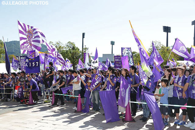 選手の会場入りを待つ広島のファン・サポーター【明治安田Ｊ１ 2nd 第14節 広島vs川崎Ｆ】（2/15）