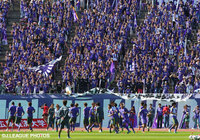 ファン・サポーターの大声援を背にウォーミングアップを行う広島の選手たち【明治安田Ｊ１ 2nd 第14節 広島vs川崎Ｆ】（3/15）