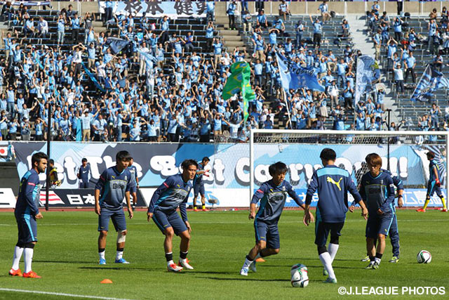 入念なウォーミングアップで汗を流す川崎Ｆの選手たち【明治安田Ｊ１ 2nd 第14節 広島vs川崎Ｆ】（4/15）