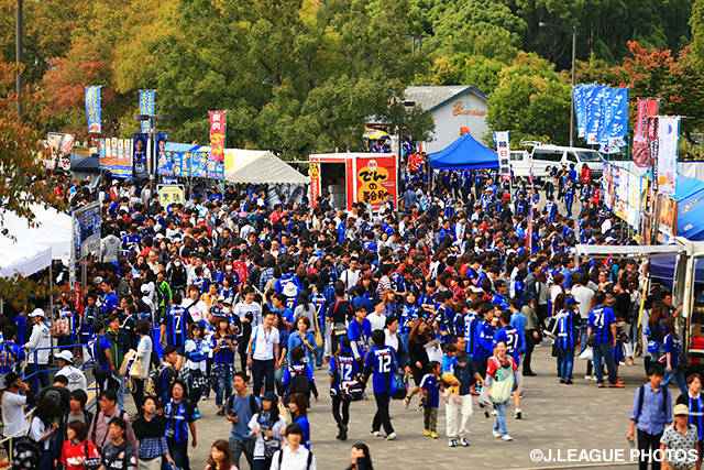 腹ごしらえをするファン・サポーターで大盛況の美味G横丁【明治安田Ｊ１ 2nd 第14節 Ｇ大阪vs浦和】（2/15）
