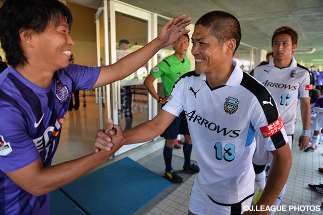 入場前に談笑する佐藤　寿人（広島）と大久保　嘉人（川崎Ｆ）【明治安田Ｊ１ 2nd 第14節 広島vs川崎Ｆ】（5/15）