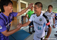 入場前に談笑する佐藤　寿人（広島）と大久保　嘉人（川崎Ｆ）【明治安田Ｊ１ 2nd 第14節 広島vs川崎Ｆ】（5/15）