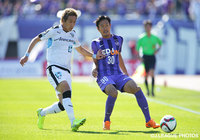 タッチライン際でマッチアップする武岡　優斗（川崎Ｆ）と柴﨑　晃誠（広島）【明治安田Ｊ１ 2nd 第14節 広島vs川崎Ｆ】（6/15）