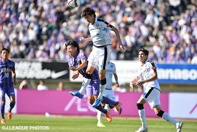 佐藤　寿人（広島）との空中戦を制す谷口　彰悟（川崎Ｆ）【明治安田Ｊ１ 2nd 第14節 広島vs川崎Ｆ】（7/15）