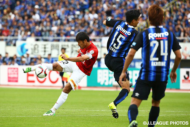 ボレーシュートを放つ阿部　勇樹（浦和）【明治安田Ｊ１ 2nd 第14節 Ｇ大阪vs浦和】（9/15）