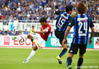 ボレーシュートを放つ阿部　勇樹（浦和）【明治安田Ｊ１ 2nd 第14節 Ｇ大阪vs浦和】（9/15）