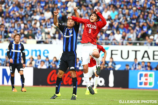 空中戦に挑む今野　泰幸（Ｇ大阪）と柏木　陽介（浦和）【明治安田Ｊ１ 2nd 第14節 Ｇ大阪vs浦和】（8/15）