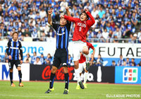 空中戦に挑む今野　泰幸（Ｇ大阪）と柏木　陽介（浦和）【明治安田Ｊ１ 2nd 第14節 Ｇ大阪vs浦和】（8/15）