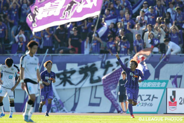 劇的な勝越し点を決めた山岸　智に大歓声を送る広島のファン・サポーター【明治安田Ｊ１ 2nd 第14節 広島vs川崎Ｆ】（12/15）