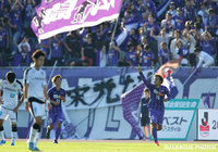 劇的な勝越し点を決めた山岸　智に大歓声を送る広島のファン・サポーター【明治安田Ｊ１ 2nd 第14節 広島vs川崎Ｆ】（12/15）