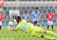 友澤　剛気（YS横浜）のPKは、花田　力（盛岡）が見事にセーブ【明治安田Ｊ３ 第34節 YS横浜vs盛岡】（2/2）