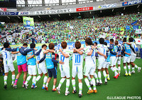 年間順位15位以上を確定させ、ファン・サポーターと喜びを分かち合った湘南【明治安田Ｊ１ 2nd 第14節 FC東京vs湘南】（5/5）