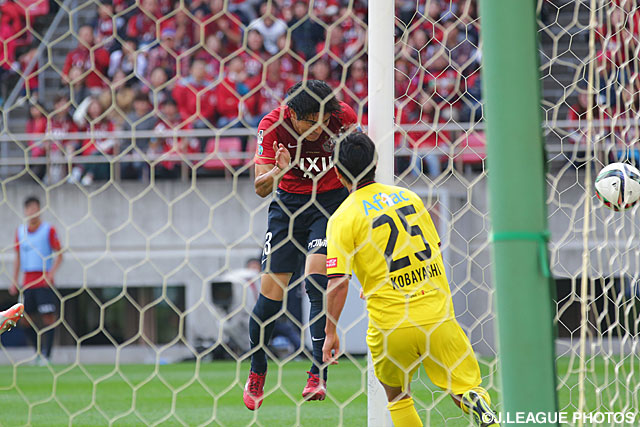 頭で今季リーグ戦8点目となる同点ゴールを決めた金崎　夢生（鹿島）【明治安田Ｊ１ 2nd 第14節 鹿島vs柏】（4/5）
