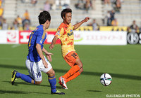 鋭いドリブルで攻撃を活性化させた澤田　崇（清水）【明治安田Ｊ１ 2nd 第14節 清水vs仙台】（3/5）