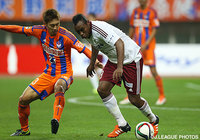 前線で攻撃の起点となったオビナ（松本）【明治安田Ｊ１ 2nd 第14節 新潟vs松本】（4/5）