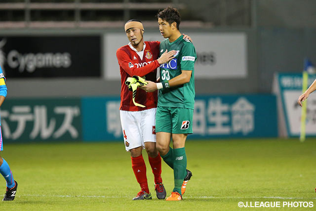 互いの健闘をたたえ合う田中　マルクス闘莉王（名古屋）と林　彰洋（鳥栖）【明治安田Ｊ１ 2nd 第14節 鳥栖vs名古屋】（5/5）