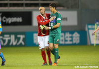 互いの健闘をたたえ合う田中　マルクス闘莉王（名古屋）と林　彰洋（鳥栖）【明治安田Ｊ１ 2nd 第14節 鳥栖vs名古屋】（5/5）