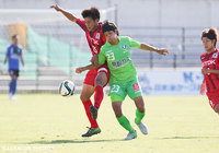 激しく競り合う佐藤　祥（秋田）と野崎　雅也（鳥取）【明治安田Ｊ３ 第34節 鳥取vs秋田】（2/2）