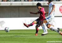 金沢ゴールへアグレッシブに迫った押谷　祐樹（岡山）【明治安田Ｊ２ 第37節 岡山vs金沢】（2/3）