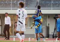 後半開始直後に先制ゴールを決めベンチのコーチに飛びつく吉濱　遼平（群馬）【明治安田Ｊ２ 第37節 群馬vsＣ大阪】（1/3）