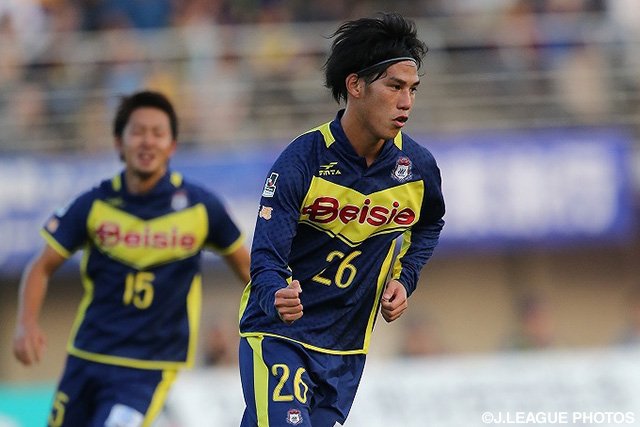 試合終盤に勝利を手繰り寄せるPKを決めた江坂　任（群馬）【明治安田Ｊ２ 第37節 群馬vsＣ大阪】（2/3）