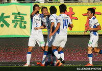 荒田　智之がゴール前のこぼれ球を押し込んで先制した大分【明治安田Ｊ２ 第37節 千葉vs大分】（1/3）