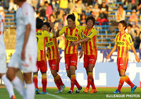 先制点のアシストに加え、2点目を決めた小松　塁（北九州 #25）【明治安田Ｊ２ 第37節 北九州vs愛媛】（1/3）