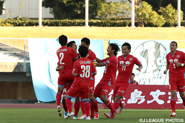 今季2点目のゴールで先制点をもたらした岡本　賢明（熊本 #14）【明治安田Ｊ２ 第37節 讃岐vs熊本】（1/3）