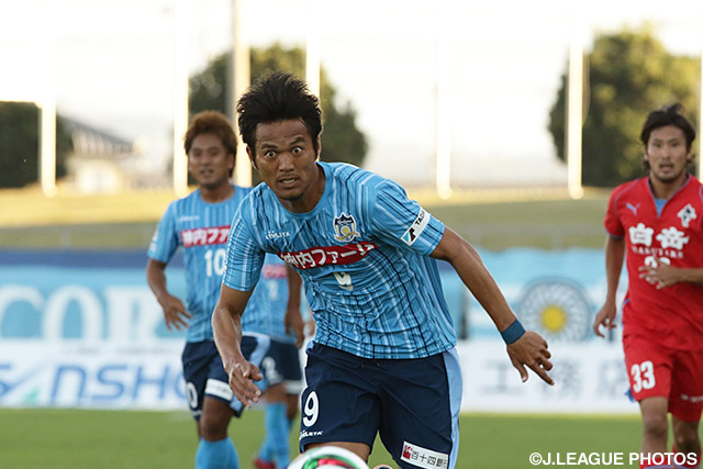 必死の形相でボールを追う我那覇　和樹（讃岐）【明治安田Ｊ２ 第37節 讃岐vs熊本】（2/3）