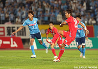 後半アディショナルタイムに試合を決めるPKを決めた清武　功暉（熊本）【明治安田Ｊ２ 第37節 讃岐vs熊本】（3/3）