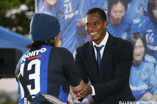 満面の笑みでファンと握手するリンス【ＡＣＬ 準決勝 第2戦 Ｇ大阪vs広州恒大】（3/17）