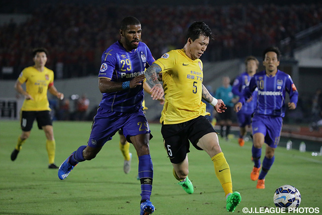 厳しいマークを受けるパトリック（Ｇ大阪）【ＡＣＬ 準決勝 第2戦 Ｇ大阪vs広州恒大】（11/17）