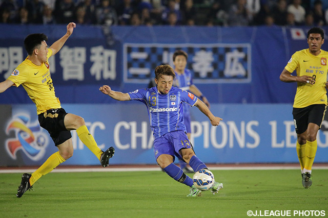 果敢にシュートを放つ阿部　浩之（Ｇ大阪）【ＡＣＬ 準決勝 第2戦 Ｇ大阪vs広州恒大】（12/17）