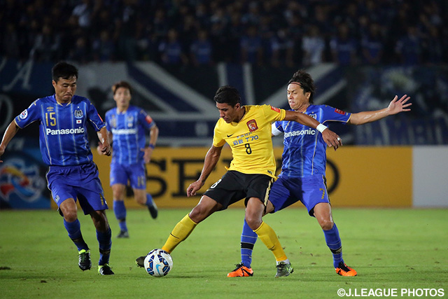 2人がかりでパウリーニョ（広州）を止める今野　泰幸と遠藤　保仁と（共にＧ大阪）【ＡＣＬ 準決勝 第2戦 Ｇ大阪vs広州恒大】（13/17）