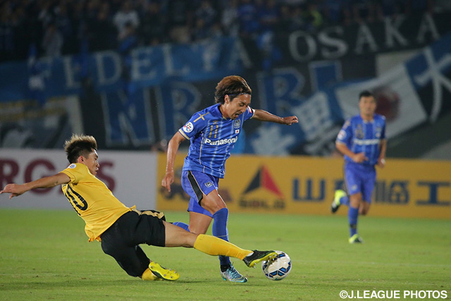 ドリブルで突破を試みる倉田　秋（Ｇ大阪）【ＡＣＬ 準決勝 第2戦 Ｇ大阪vs広州恒大】（15/17）