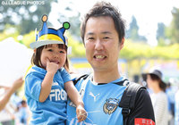 親子で応援に駆け付けた川崎Ｆのファン・サポーター【明治安田Ｊ１ 2nd 第15節 川崎Ｆvs横浜FM】（1/15）