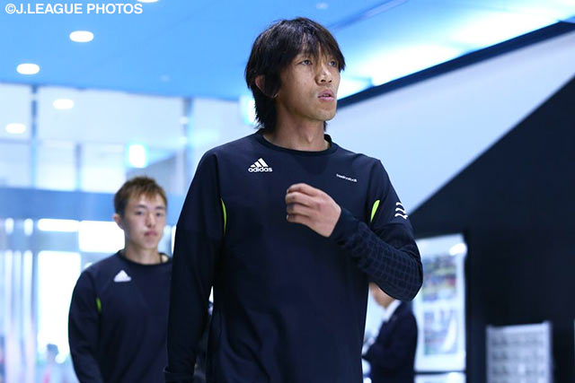 ロッカールームに向かう中村　俊輔（横浜FM）【明治安田Ｊ１ 2nd 第15節 川崎Ｆvs横浜FM】（2/15）