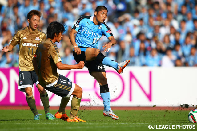果敢なシュートでゴールを狙う大久保　嘉人（川崎Ｆ）【明治安田Ｊ１ 2nd 第15節 川崎Ｆvs横浜FM】（6/15）