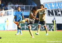 正確無比なFKで鮮やかに先制点を演出した中村　俊輔（横浜FM）【明治安田Ｊ１ 2nd 第15節 川崎Ｆvs横浜FM】（8/15）