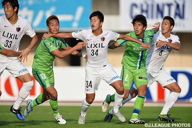 果敢に2試合連続ゴールを狙った鈴木　優磨（鹿島）【明治安田Ｊ１ 2nd 第15節 湘南vs鹿島】（4/5）