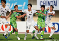 果敢に2試合連続ゴールを狙った鈴木　優磨（鹿島）【明治安田Ｊ１ 2nd 第15節 湘南vs鹿島】（4/5）