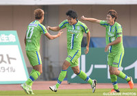 試合開始早々の5分に先制点を決めた菊地　俊介（湘南）【明治安田Ｊ１ 2nd 第15節 湘南vs鹿島】（1/5）