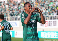 冷静にPKを決め、先制点を挙げたオビナ（松本）【明治安田Ｊ１ 2nd 第15節 松本vs鳥栖】（1/5）