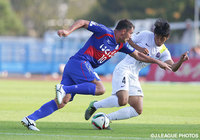 5本のシュートを放ったバレー（甲府）をマークする水本　裕貴（広島）【明治安田Ｊ１ 2nd 第15節 甲府vs広島】（9/15）