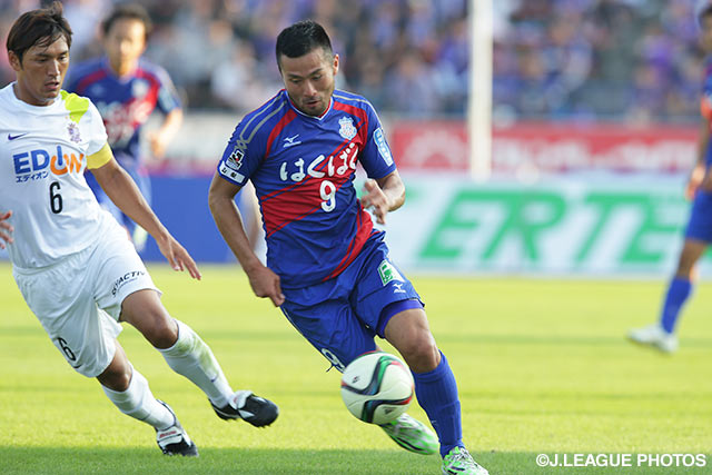 ドリブル突破を狙う阿部　拓馬（甲府）【明治安田Ｊ１ 2nd 第15節 甲府vs広島】（11/15）